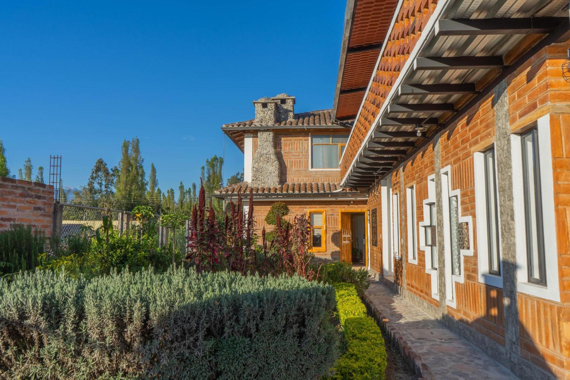Watzara Wasi Cottage Familiar Camprestre Y Lofts En Cotacachi Exterior photo